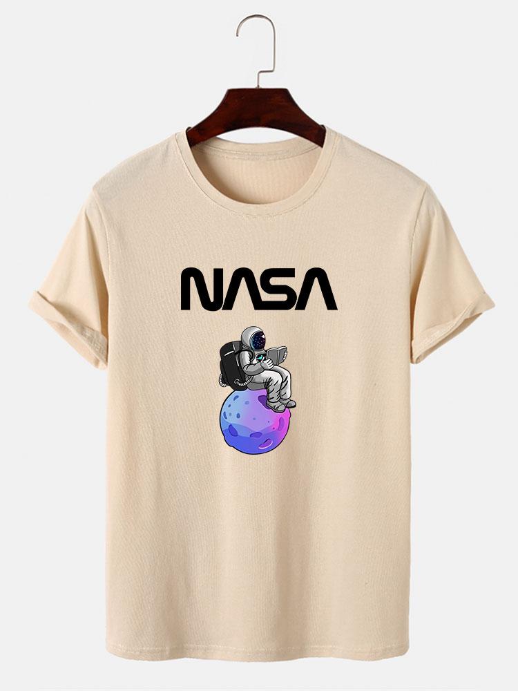 Leonardo® | Astronaut Reading Book Print T-Shirt