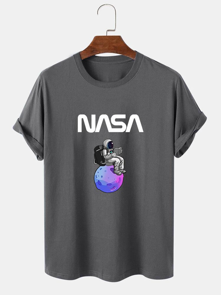 Leonardo® | Astronaut Reading Book Print T-Shirt