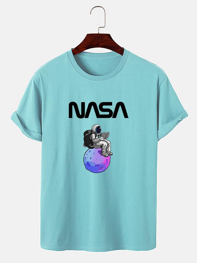 Leonardo® | Astronaut Reading Book Print T-Shirt
