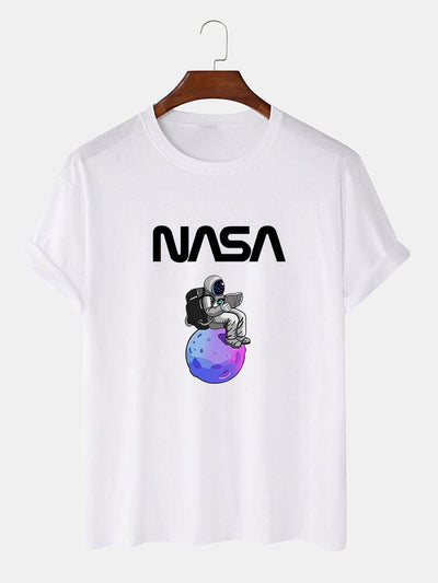 Leonardo® | Astronaut Reading Book Print T-Shirt
